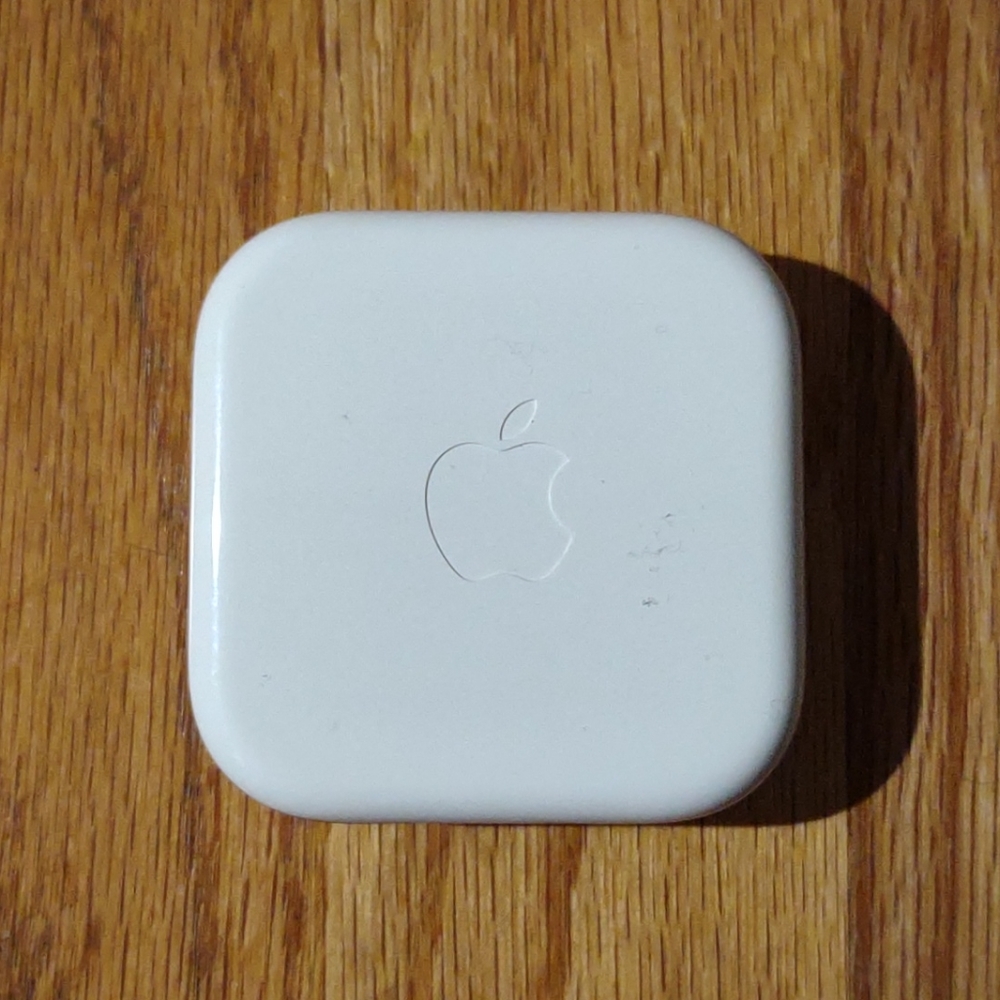 NIB Apple Earbuds w/microphone & headphone jack - Picture 2 of 3